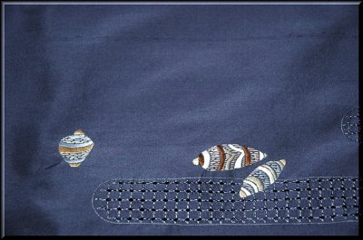画像3: ■まるで大島紬のような… 総蘇州スワトウ刺繍 紺地 訪問着■