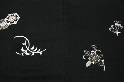 画像2: ■「贅沢な総刺繍」 黒色 柄全てが細やかな刺繍 唐花文様 高級 正絹 付下げ 訪問着■