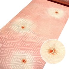 画像1: ■長襦袢 正絹 新品 訳あり 反物 絞り入り ぼかし 紗綾形 ピンクベージュ 未仕立て 着物■ (1)