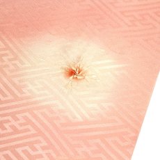 画像3: ■長襦袢 正絹 新品 訳あり 反物 絞り入り ぼかし 紗綾形 ピンクベージュ 未仕立て 着物■ (3)