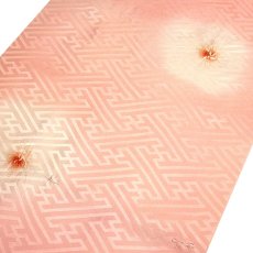 画像2: ■長襦袢 正絹 新品 訳あり 反物 絞り入り ぼかし 紗綾形 ピンクベージュ 未仕立て 着物■ (2)