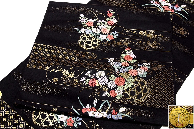 京都西陣織 「新装織物謹製」 黒地 煌びやかな金糸織 花籠 花模様 正絹 