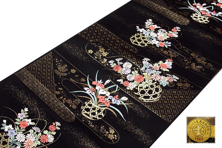 京都西陣織 「新装織物謹製」 黒地 煌びやかな金糸織 花籠 花模様 正絹 