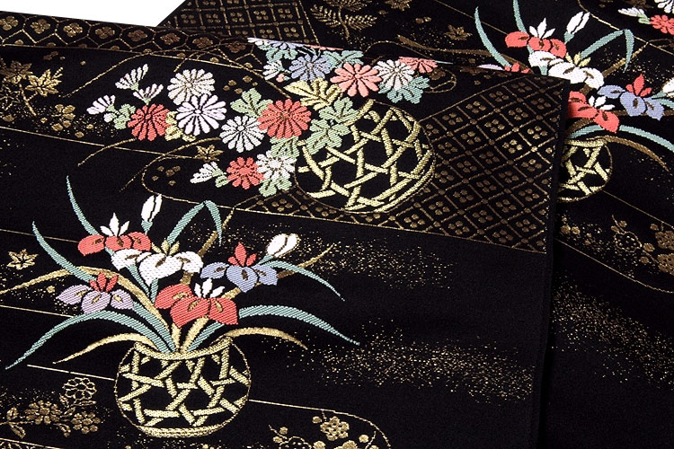 京都西陣織 「新装織物謹製」 黒地 煌びやかな金糸織 花籠 花模様 正絹