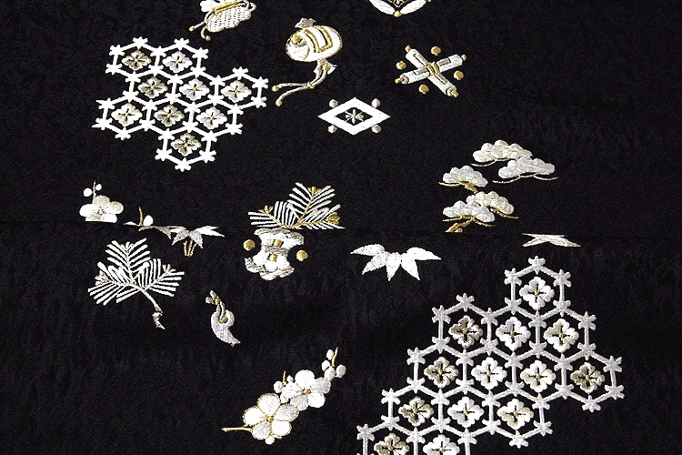 贅沢な総刺繍」 黒色 宝尽くし文様 柄全てが細やかな刺繍 地紋 反物 正絹 付下げ