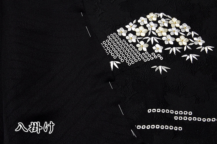 贅沢な総刺繍」 黒色 柄全てが細やかな刺繍 山文様 松竹梅 立体的な桜 