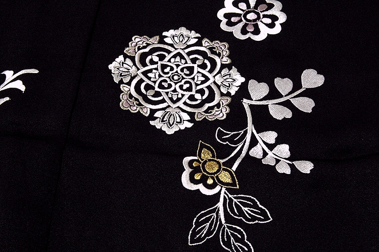 「贅沢な総刺繍」 黒色 柄全てが細やかな刺繍 唐花文様 高級 正絹 付下げ 訪問着