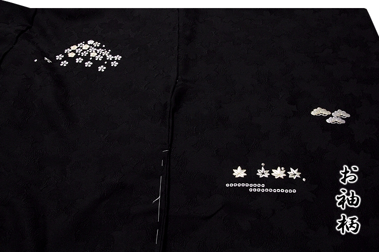 贅沢な総刺繍」 黒色 柄全てが細やかな刺繍 山文様 松竹梅 立体的な桜 