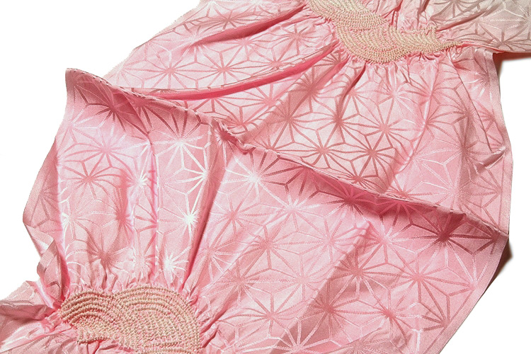 贅沢な絞り」 青海波 可愛らしい 薄ピンク色系 中抜き絞り 振袖 正絹